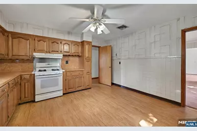 153 Orient Way, Lyndhurst Township, NJ 07071 - Photo 11