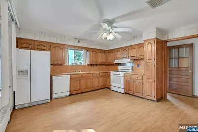 153 Orient Way, Lyndhurst Township, NJ 07071 - Photo 9