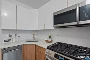 110 Maple 1, Weehawken, NJ 07086 - Photo 15