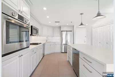 509 Stockton Court, Edgewater, NJ 07020 - Photo 17