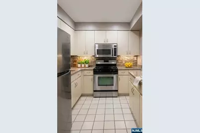 415 Chase Court 415 #415, Edgewater, NJ 07020 - Photo 5