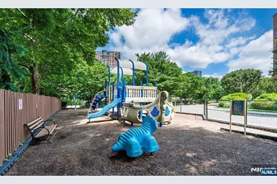 415 Chase Court 415 #415, Edgewater, NJ 07020 - Photo 11