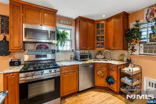 81 Grayson Pl, Teaneck Township, NJ 07666 - Photo 9