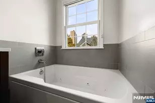 382 Kingston Ct 382, West New York, NJ 07093 - Photo 17