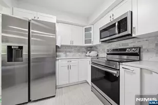 271 Village Cir Dr, Fort Lee, NJ 07024 - Photo 9