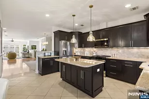 31 Leary Ln A, Edgewater, NJ 07020 - Photo 9