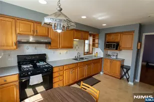 30 Carnation St, Bergenfield, NJ 07621 - Photo 9