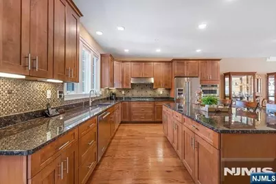 605 Cottonwood Court 605 #605, Cresskill, NJ 07626 - Photo 5