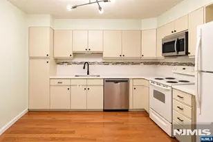 252 Village Circle Dr 1121, Fort Lee, NJ 07024 - Photo 7