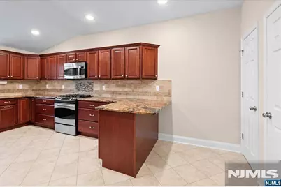 245 Kingsland Avenue, Lyndhurst Township, NJ 07071 - Photo 5