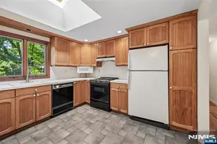 7 Tanglewood Dr, Livingston, NJ 07039 - Photo 11