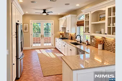 546 Art Lane, Ridgefield, NJ 07657 - Photo 5