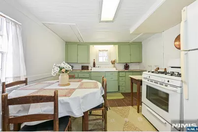 404 Washington Avenue, Dumont, NJ 07628 - Photo 11