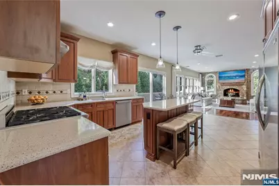 18 Clauss Avenue, Paramus, NJ 07652 - Photo 11