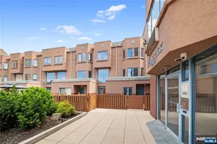 307 Hancock Ct, Edgewater, NJ 07020 - Photo 1