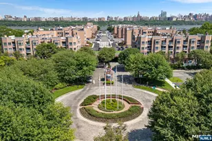 302 Williams Ct, Edgewater, NJ 07020 - Photo 1