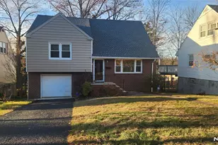 521 Chestnut St, Ridgefield, NJ 07657 - Photo 1