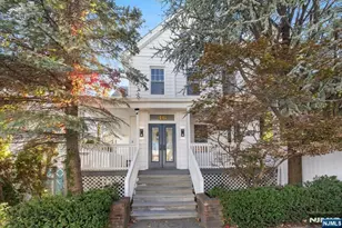 46 Garden Pl, Edgewater, NJ 07020 - Photo 1