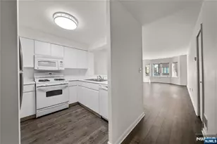 402 Chase Ct 402, Edgewater, NJ 07020 - Photo 1