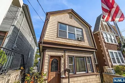 13 Beverly Place, Edgewater, NJ 07020 - Photo 1