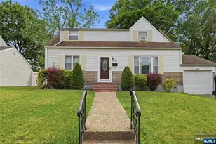 461 Crestwood Ave, Hackensack, NJ 07601 - Photo 1