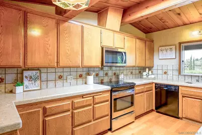  1642 York Dr, Vista, CA 92084 - Photo 5