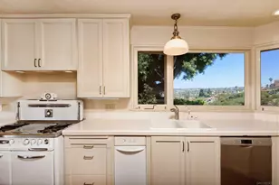 7755 Ludington Pl, La Jolla, CA 92037 - Photo 9