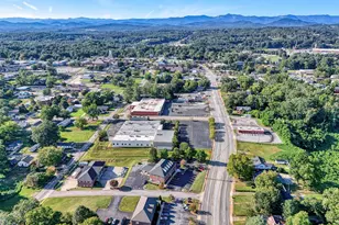 220 Hampton Ave, Pickens, SC 29671 - Photo 15