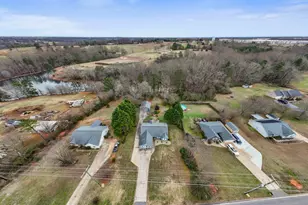 687 Robinson Rd, Greer, SC 29651 - Photo 9