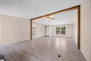 136 W Freedom Wood Dr, Liberty, SC 29657 - Photo 3