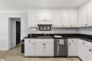 215 Bendingwood Cir, Taylors, SC 29687 - Photo 9