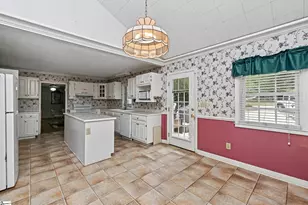 221 Lowndes Ave, Greenville, SC 29607 - Photo 9