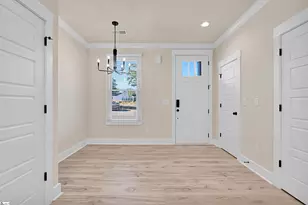 9 Hawthorne Ln, Greenville, SC 29605 - Photo 5
