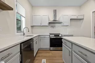 110 9th St, Greenville, SC 29611 - Photo 9