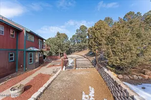 21381 Crestview Rd, Reno, NV 89521 - Photo 9