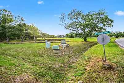 375 Thousand Oaks Drive, Angleton, TX 77515 - Photo 5