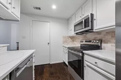 11711 Memorial Drive #540, Houston, TX 77024 - Photo 13
