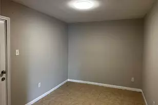 5831 Lyndhurst Dr, Houston, TX 77033 - Photo 9