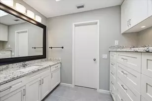 318 Litchfield Ln, Houston, TX 77024 - Photo 17