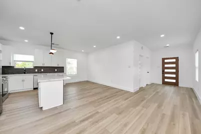 801 E 32nd 1/2 Street #B, Houston, TX 77022 - Photo 7