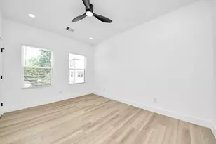 801 E 32nd 1/2 St, Houston, TX 77022 - Photo 9