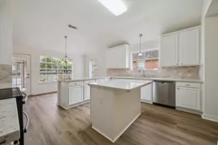 3827 E Peach Hollow Cir, Pearland, TX 77584 - Photo 5