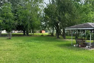 2221 S Front St, Angleton, TX 77515 - Photo 17