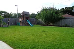 1401 22nd Ave N, Texas City, TX 77590 - Photo 5