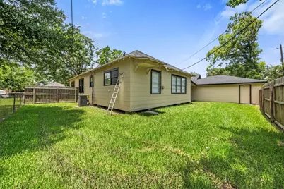 711 Bowie Street, Baytown, TX 77520 - Photo 19
