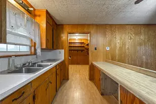1045 12th St, Dickinson, TX 77539 - Photo 5
