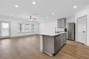 827 Silver Kettle Dr, Rosharon, TX 77583 - Photo 3