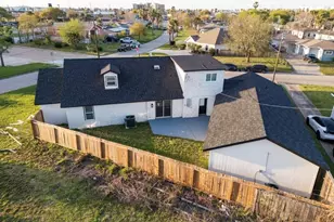 1402 Bayou Shore Dr, Galveston, TX 77551 - Photo 5