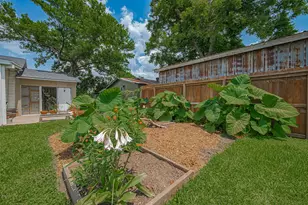 220 Palmyra St, Houston, TX 77022 - Photo 9
