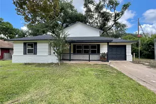 417 Jasmine St, Lake Jackson, TX 77566 - Photo 1
